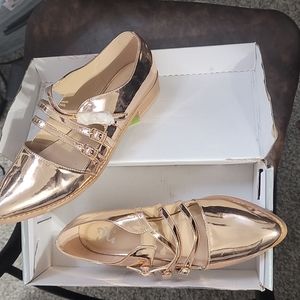 Flat shoes gold.. Size 8 1/2